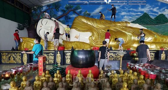 Sterilisasi Vihara Buddha Dharma & 8 Pho Sat Jelang Imlek - JPNN.com