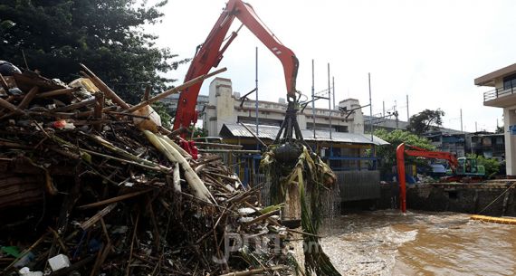 Sampah Menumpuk di Pintu Air Manggarai - JPNN.com