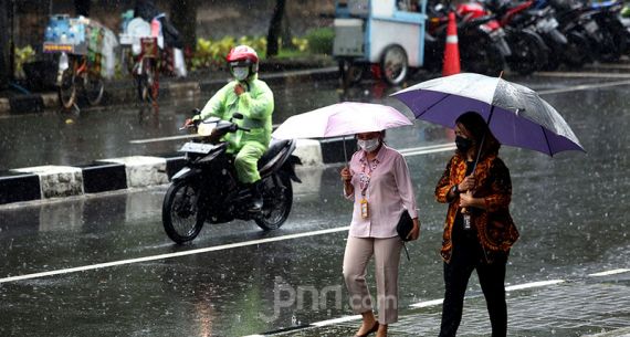 Hujan Mengguyur Jakarta - JPNN.com