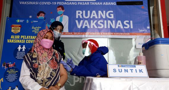 Vaksinasi Covid-19 untuk Pedagang Pasar Tanah Abang - JPNN.com