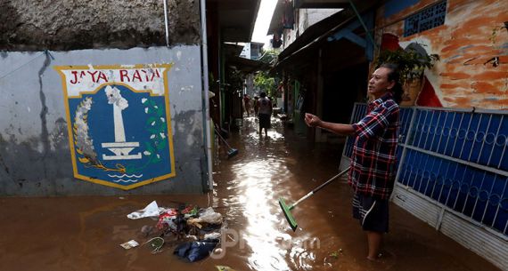 Bersih-bersih Setelah Banjir Surut - JPNN.com