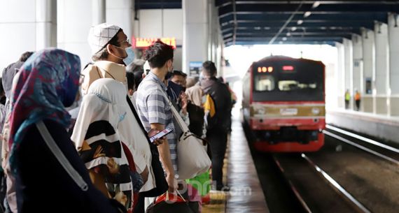 Penutupan Stasiun Tanah Abang Berimbas Kepadatan Penumpang - JPNN.com