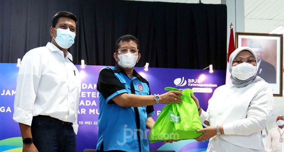 Kemenaker & BPJamsostek Salurkan Bantuan untuk Buruh Bongkar Muat Tanjung Priok - JPNN.com