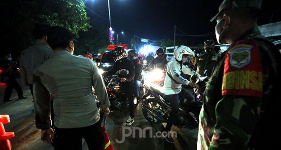 Suasana Malam di Titik Penyekatan Jalur Mudik Perbatasan Karawang-Bekasi - JPNN.com