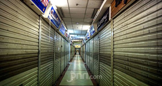 Suasana Pasar Tanah Abang Sehari Jelang Idulfitri - JPNN.com