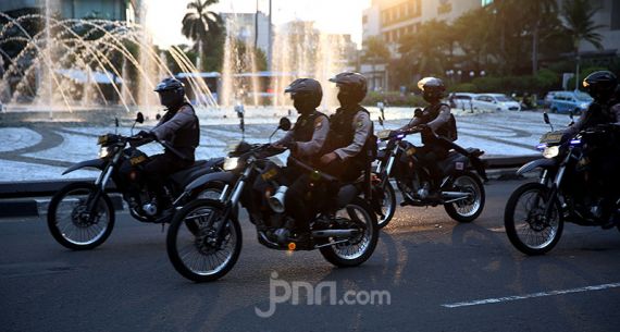 Polisi Bersenjata Lengkap Amankan Malam Takbiran - JPNN.com