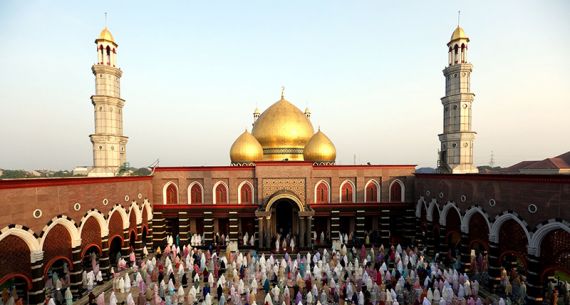 Suasana Salat Idulfitri 1442 H di Masjid Kubah Emas - JPNN.com