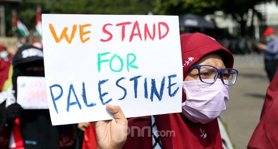 Kutuk Israel, Aliansi Pemuda Indonesia untuk Palestina Berdemo di Depan Kedubes AS - JPNN.com