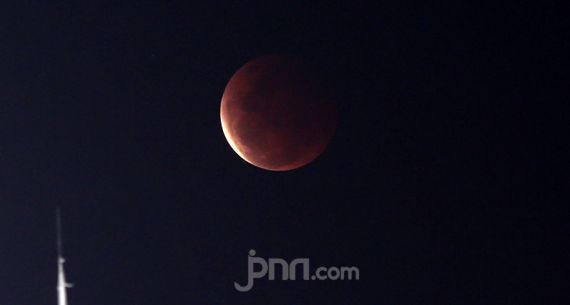 Melihat Super Blood Moon dari Masjid Al Azhar - JPNN.com