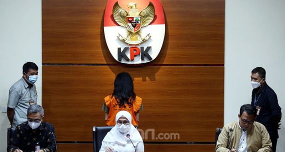 KPK Tahan Wakil Direktur PT Adonara Propertindo Anja Runtuwene - JPNN.com