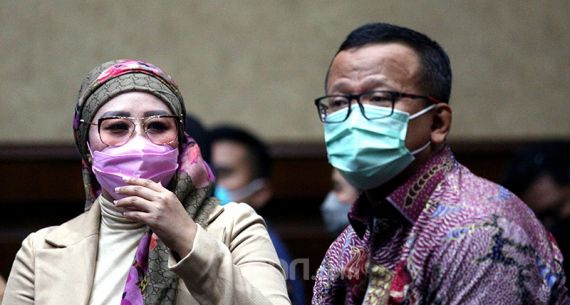 Foto: Iis Rosita Dewi Dampingi Edhy Prabowo Jalani Sidang - JPNN.com