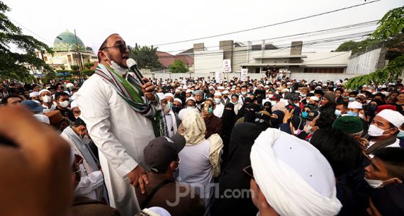 Berita Foto: Pendukung Habib Rizieq Kepung Balai Kota Bogor - JPNN.com