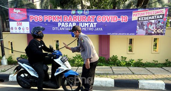 Lihat, Inilah Suasana Penyekatan PPKM Darurat di Pasar Jumat - JPNN.com