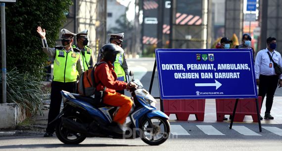 Penyekatan PPKM Darurat di Perempatan Jalan Fatmawati - JPNN.com