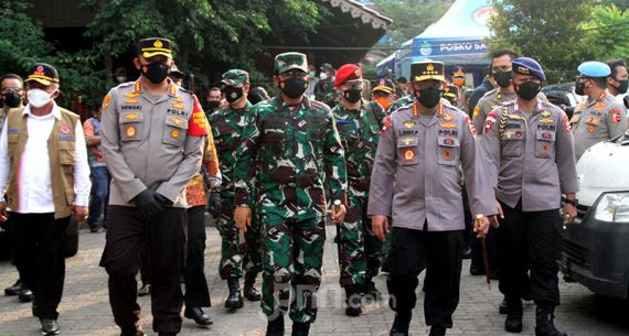 Marsekal Hadi Tjahjanto dan Jenderal Listyo Sigit Tinjau Gerai Vaksin Keliling TNI-Polri - JPNN.com