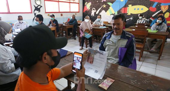 Warga Terima Bansos Tunai Rp 600 Ribu - JPNN.com