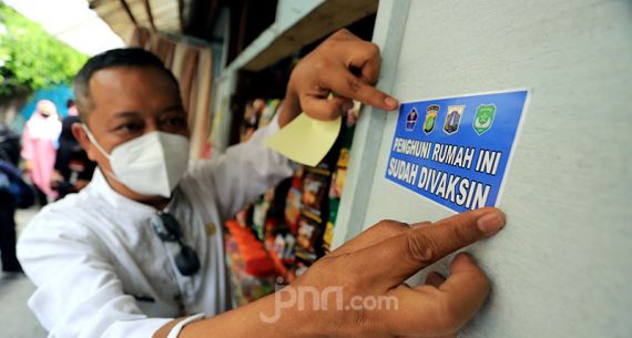 Stiker untuk Rumah yang Penghuninya Telah Divaksin - JPNN.com