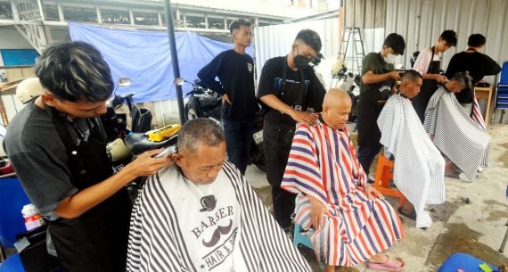 Cukur Rambut dan Makan Gratis - JPNN.com