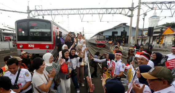 KAI Commuter Peringati Hari Sumpah Pemuda dengan Pelanggan - JPNN.com