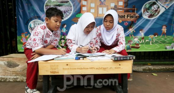 Nestle Indonesia Distribusi 5000 Bangku Daur ulang ke Sekolah Dasar - JPNN.com