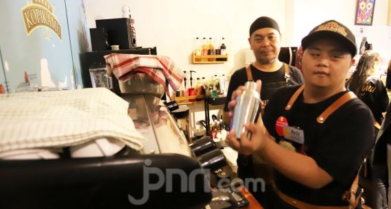 Pemberdayaan Penyandang Disabilitas dengan Keahlian Barista - JPNN.com