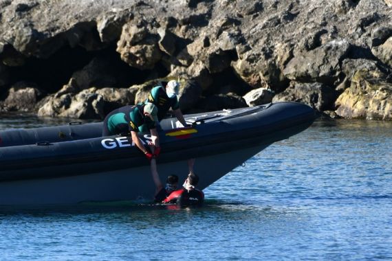 Berjalan Kaki Memanfaatkan Air Laut yang Surut, Ribuan Migran Maroko Tiba di Spanyol - JPNN.COM