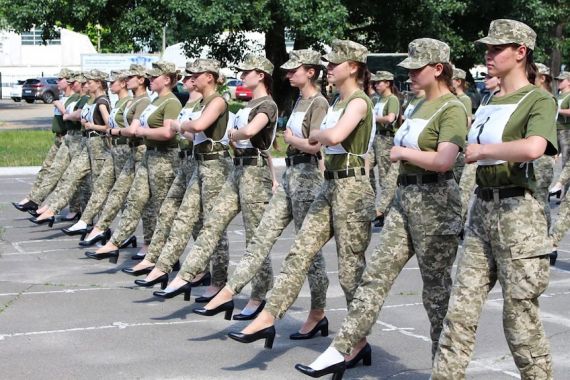 Sepatu Hak Tinggi untuk Tentara Perempuan Menuai Kecaman, Ukraina Kelabakan - JPNN.COM