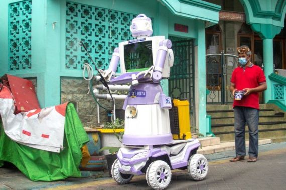 Warga Tembok Gede di Surabaya Mengubah Barang Bekas Menjadi Robot Penolong Saat Pandemi - JPNN.COM