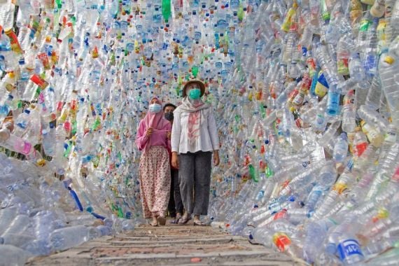 Museum dari Sampah Plastik di Gresik Ingatkan Masalah Lingkungan di Indonesia - JPNN.COM
