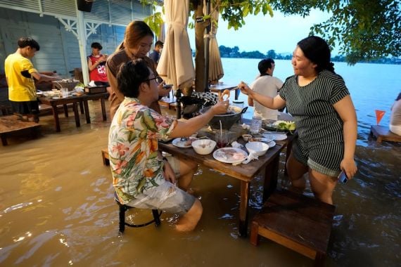 Terendam Banjir, Restoran di Thailand Ini Malah Kebanjiran Pengunjung - JPNN.COM