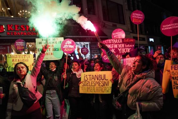 Ribuan Perempuan Turki Minta Dilindungi, Rezim Erdogan Tembakkan Gas Air Mata dan Peluru Karet - JPNN.COM