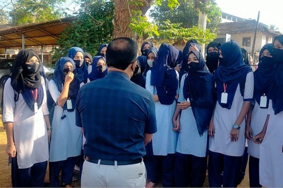 India Menutup Sejumlah Sekolah Setelah Unjuk Rasa Menentang Larangan Hijab - JPNN.COM
