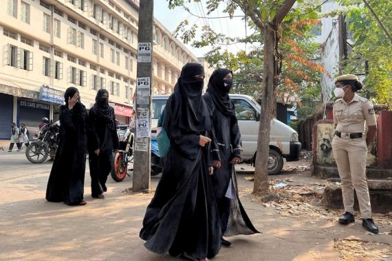 Pengadilan India Kukuhkan Larangan Hijab di Ruang Kelas di Negara Bagian Karnataka - JPNN.COM
