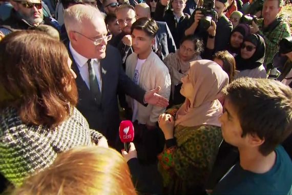 Berlinang Air Mata, Perempuan Asal Afghanistan Memohon kepada PM Australia - JPNN.COM