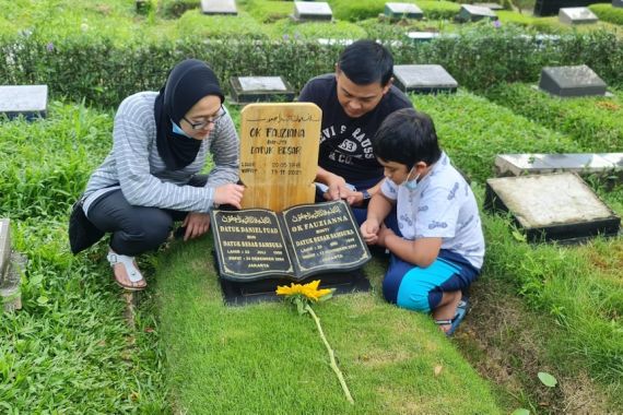 Lebaran Dua Tahun Lalu Ibu dan Kakaknya Menjemput di Bandara, Kini Andrian Hanya Bisa Mengunjungi Makam Mereka - JPNN.COM