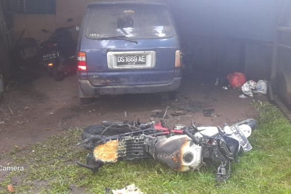 Kantor LBH Papua Diduga Dilempari Bom Molotov, Motor dan Mobil Hangus Terbakar - JPNN.COM