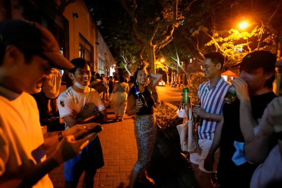 Warga Shanghai Bersuka Ria dengan Berakhirnya Lockdown Ketat Selama Dua Bulan Terakhir - JPNN.COM