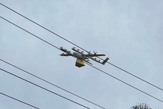 Drone Pengantar Makanan Menyangkut di Jaringan Listrik, Ribuan Rumah Mati Lampu - JPNN.COM