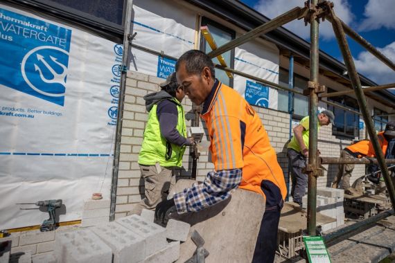 Bisnis Konstruksi di Tasmania Memperkerjakan Migran dan Pencari Suaka - JPNN.COM