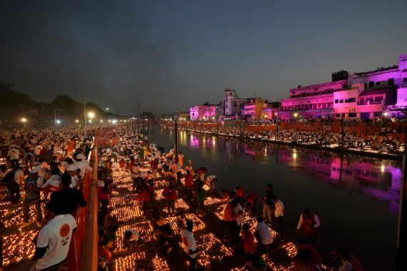 Foto Kemeriahan Perayaan Festival Diwali di India dengan Jutaan Cahaya - JPNN.COM