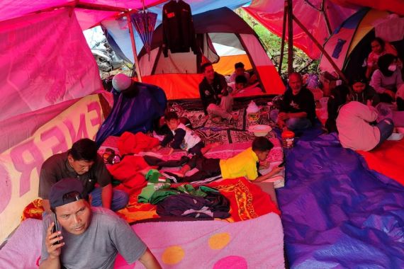 Bantuan demi Konten Sosmed sampai Baju Bolong di Tengah Bencana Gempa Cianjur - JPNN.COM