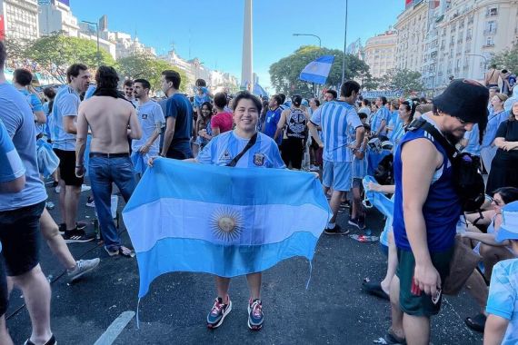Orang Indonesia Pencinta Timnas Argentina Rayakan Kemenangan di Buenos Aires - JPNN.COM