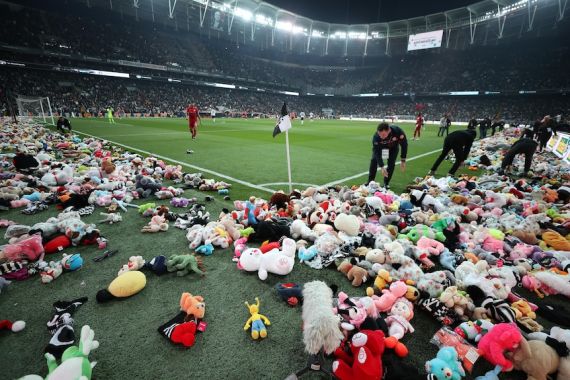 Cara Unik Penggemar Sepak Bola di Turki Untuk Menghibur Anak-anak Korban Gempa - JPNN.COM