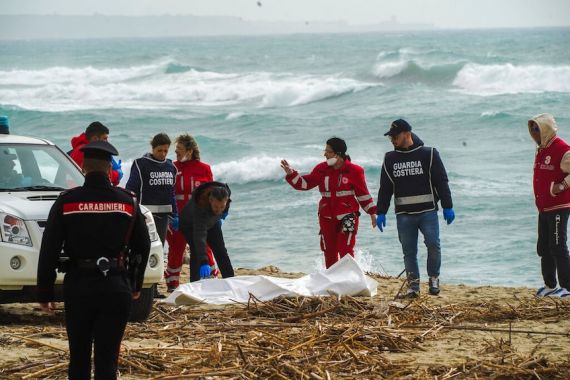 Dunia Hari Ini: Perahu Migran Menabrak Karang di Italia, Puluhan Tewas - JPNN.COM