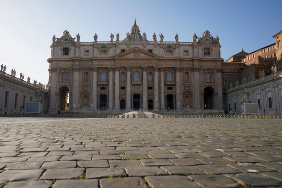 Dunia Hari Ini: Seorang Pria Ditangkap karena Menerobos Gerbang Vatikan - JPNN.COM
