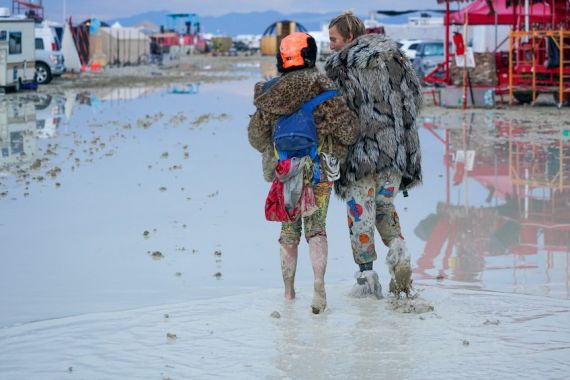 Dunia Hari Ini: Festival Burning Man Berubah Jadi Bencana Banjir Lumpur - JPNN.COM