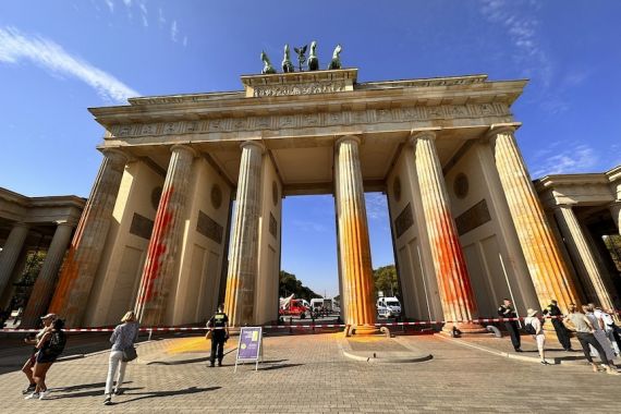 Dunia Hari Ini: Gerbang Bersejarah di Jerman Disemprot Cat Oranye - JPNN.COM