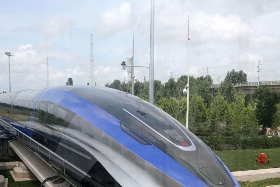 Dunia Hari Ini: Tiongkok Uji Coba Kereta Cepat Terbaru, Incar Kecepatan 4.000km per jam - JPNN.COM
