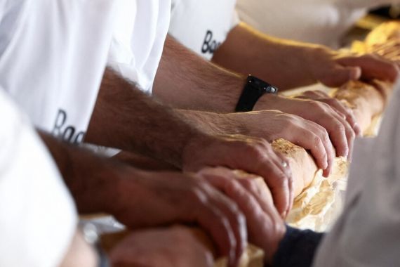 Dunia Hari Ini: Rekor Roti Terpanjang di Dunia Dipecahkan di Prancis - JPNN.COM