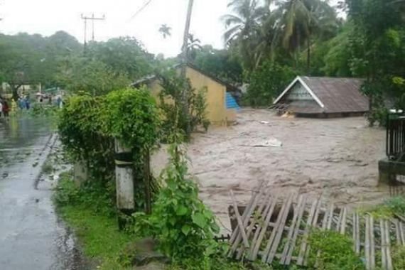Sedih...104.378 Jiwa Mengungsi Akibat Banjir Bima - JPNN.COM
